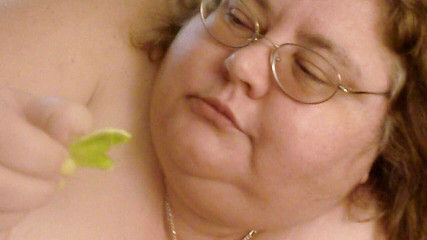 BBW nurse Vicki adventures with friends: Naga ssbbw zjada dla ciebie mini burgera dokuczając gigantce