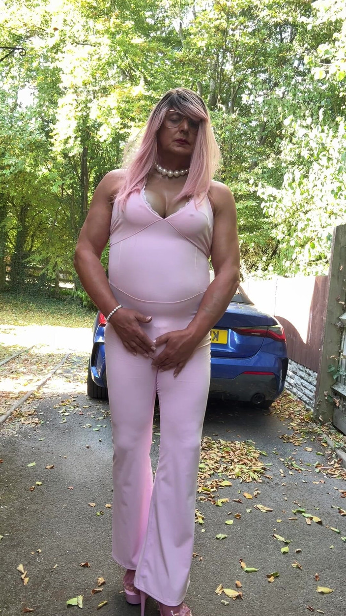 Kellycd2022: Crossdresser Kellycd2022 em macacão rosa e salto alto