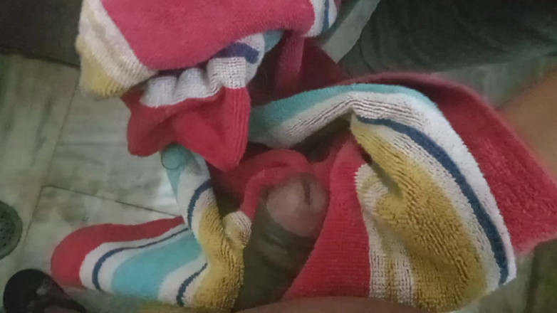 aliabegum: Memek suster cantik di kamar mandi umum