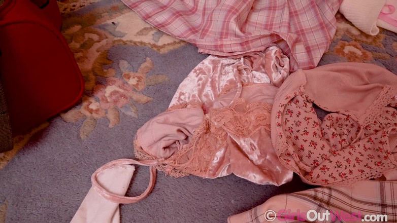 Girls Out West: Nadržená asijská lesbička dostane její zadek a kundičku olízanou její...