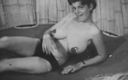 Vintage Usa: Black and white vintage erotic film