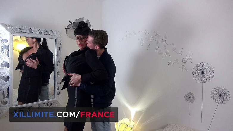 Made In France: Matură cu țâțe mari caută băieți