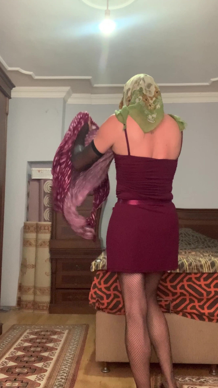 cd_aysemmm: My Stepsister Is Dressing in My Room.