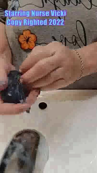 BBW nurse Vicki adventures with friends: Mytí mých ošklivých rukou špinavé