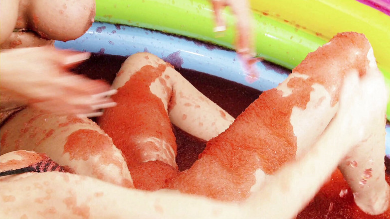 CBD Media: Chloe et Leila, plantureuses sexy, se battent dans la mini-piscine