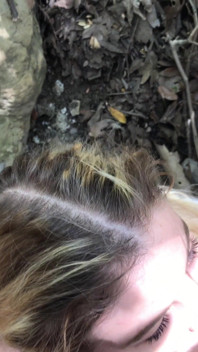 Blondes mädchen in college-uniform beim masturbieren vom lehrer erwischt