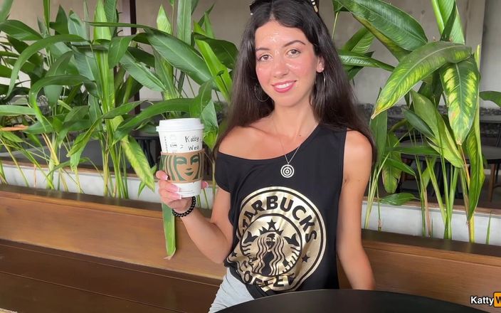 Katty West: Starbucks'ta çılgın boşalma - umumi tuvalette sakso, spermle kahve içme