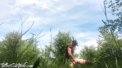 Tattoo Slutwife: Awek bertatu berkongkek kasar keras di luar dalam hutan