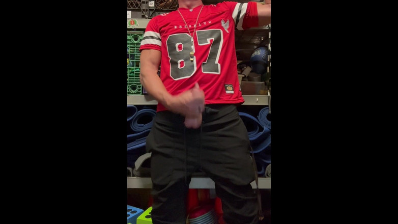 JockDad87: Jockdad87 spuit een lading in zijn shirt met het nummer 87.