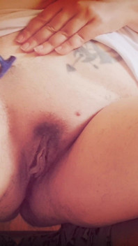 Shaving & Sudden Urge: Nicoletta, Live Shaving and Peeing