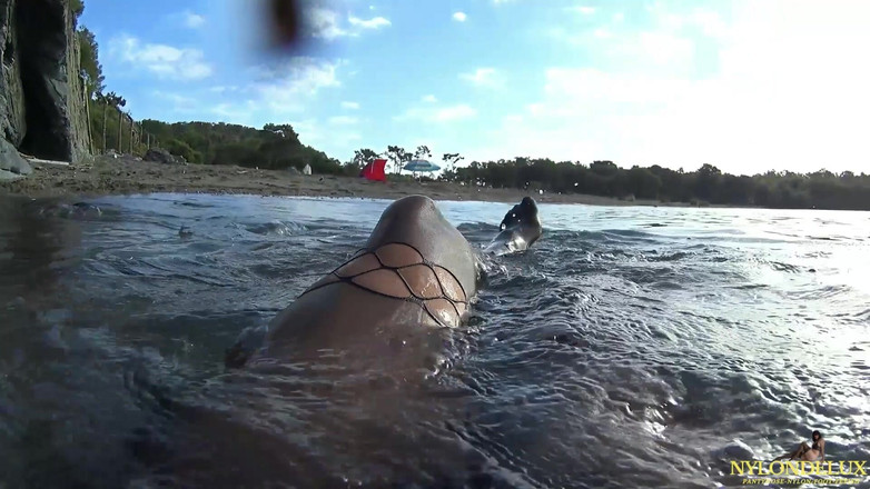 Nylondelux: Nylon plezier op het openbare strand