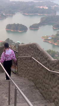 Katty Blake es descubierta por turistas teniendo sexo en la Piedra del Penol, Guatape,