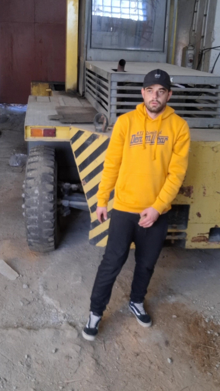 jerkofflover: बाहर और हॉल के अंदर एक परित्यक्त कारखाने में हस्तमैथुन करना