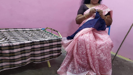 Mathvan: Tamilische tante saß auf dem stuhl und arbeitete, ich streichelte...