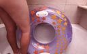 Inflatable Lovers: Phòng tắm với vòng bơi bơm hơi