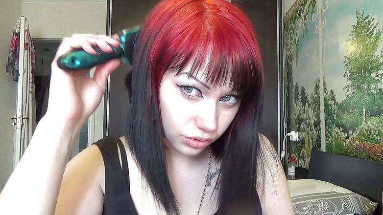 Goddess Misha Goldy: Расчесываю мои волосы маленькой большой расческой и длинными ногтями