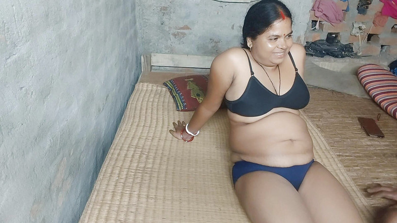 Priyanka xxx: Pelayan itu menelanjangi majikannya dan ngentot dia di ruang toko.