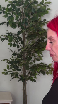 Lora Cross představuje bratty lechtá ve svém vůbec prvním nose fetiš videu