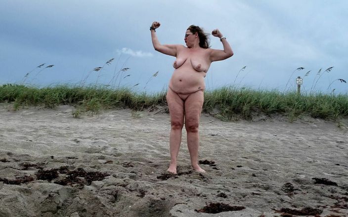 Twinkie MILF: La bbw matura è sciocca e cammina sulla spiaggia nudista
