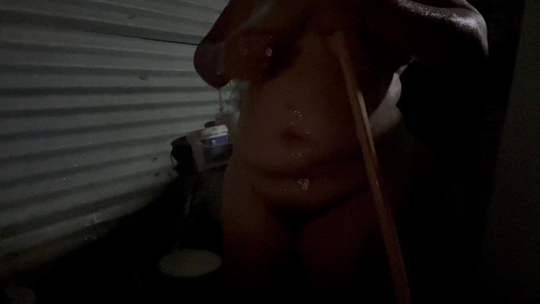 Stepmom_with_big_tits: 女孩通过抚摸她的丰满乳房和她那紧致的阴户来记录自己在洗一次非常性感的淋浴