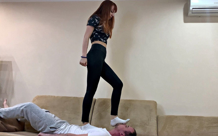 Petite Princesses Femdom: Zlá princezna Kira plná váha pošlapání včetně skákání na břicho...