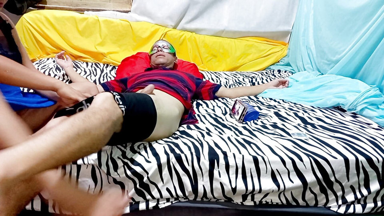 Martin13: Erfaren styvdotter! Hon lägger sin styvfars penis i munnen och...