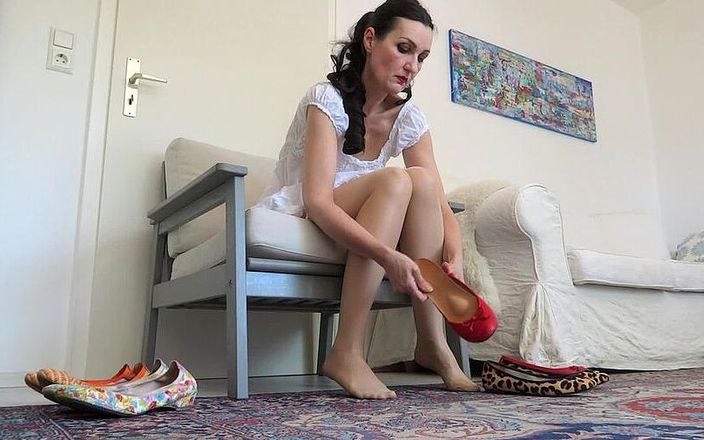 Lady Victoria Valente: Insoles soles fetish and T pads in ballerinas