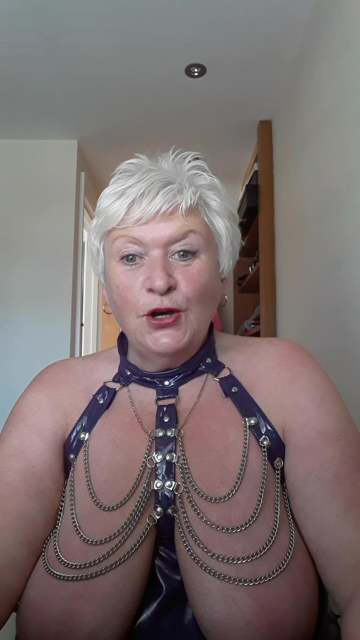 Uk Joolz: Mainan Pvc berwarna putih... Kaki Terbuka