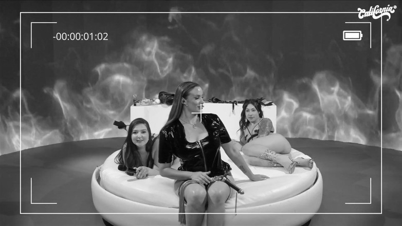 California TV: 택배 기사에게 유혹당하고 자위하는 핫한 아시아 소녀.