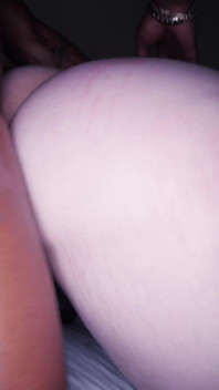 Une PAWG pulpeuse reçoit souvent la première double pénétration vaginale par une grosse noire