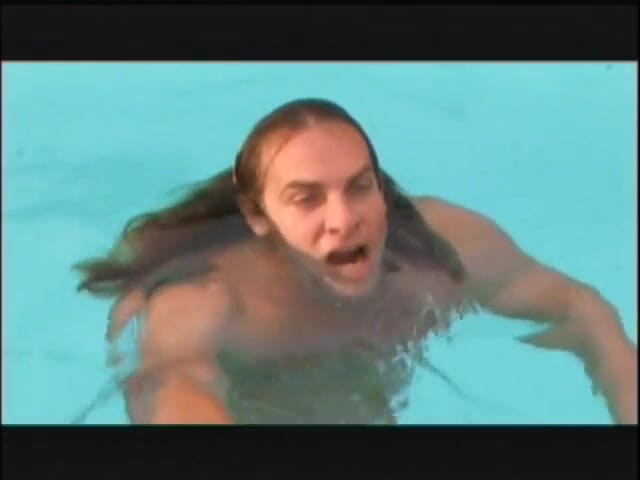 Porncentro: Baldwin de cabelos longos perfura garota peituda na piscina