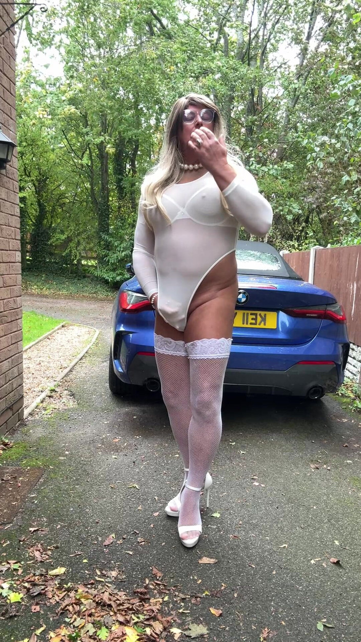 Kellycd2022: Si seksi crossdresser kellycd2022 dengan bodysuit dan fishnet seksi warna...