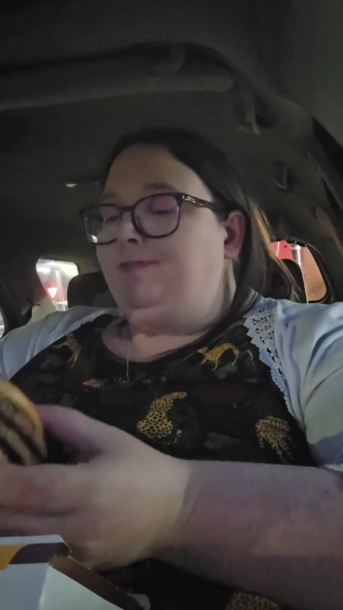 SSBBWLadyBrads: Mcdonalds im auto essen