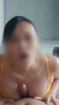 Sexy schätzchen gibt nach dem blowjob mit ihrer verdrehten zunge einen sinnlichen tittenfick