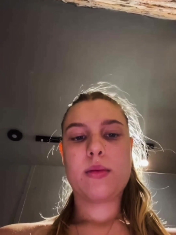 JuiceLussie: Squirting. Sıkı göte büyük anal tıkaç