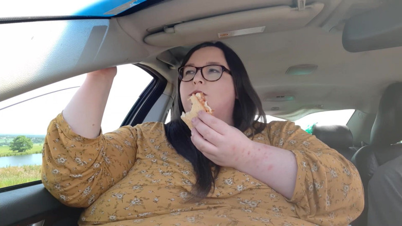 SSBBWLadyBrads: Eating food in car with buddy