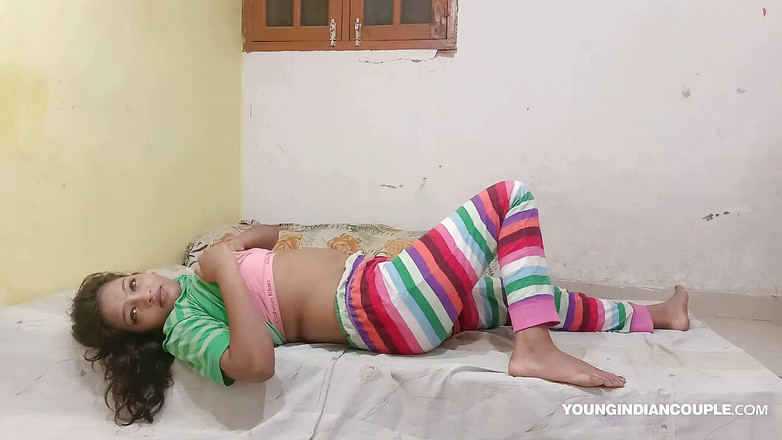 Sarika Vikki: Une Indienne caresse sa chatte mouillée en demandant de la...