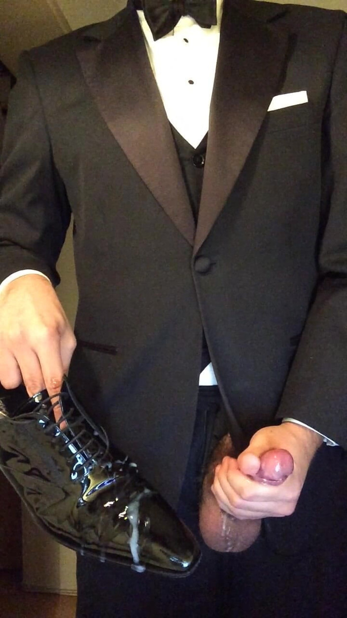 Master Shiny Shoes: Sừng sỏ trong bộ tuxedo