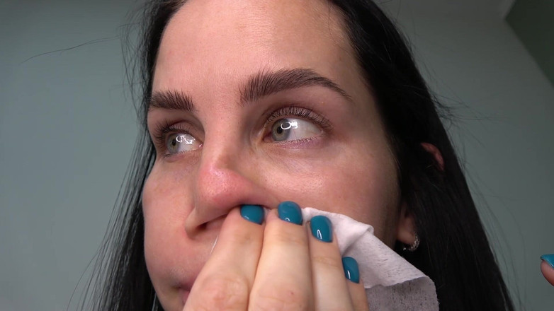 Anna Sky: Anna Starnutisce E Soffia Il Suo Naso Con Un Naso...