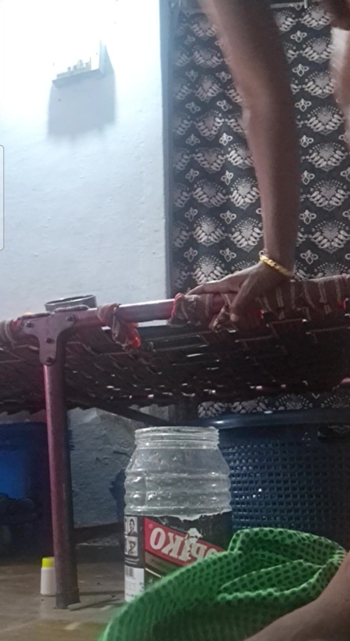 Jayaselvi: Tante Tamil fingering dan kencingnya lewat