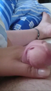Dulce polla masturbándose y masajeando
