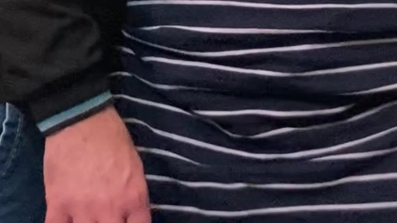 Niki studio: パンティなしのミルフが公共交通機関で膣指で愛撫される