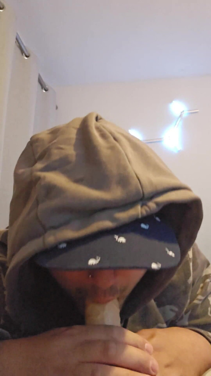 Slutty pt: Gode glissant dans ma bouche