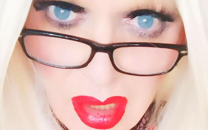 Emma Browne: 金发变性人模特高潮