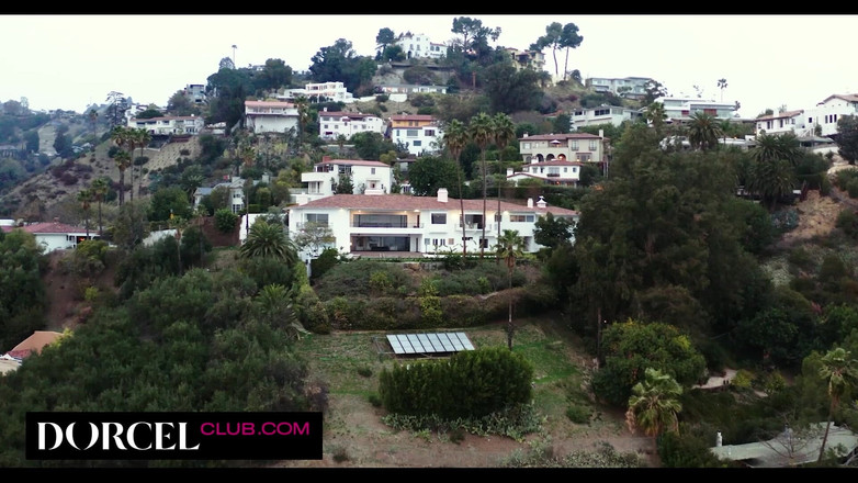 Dorcel Club: Dos trabajadores manejan a Maya Woulfe