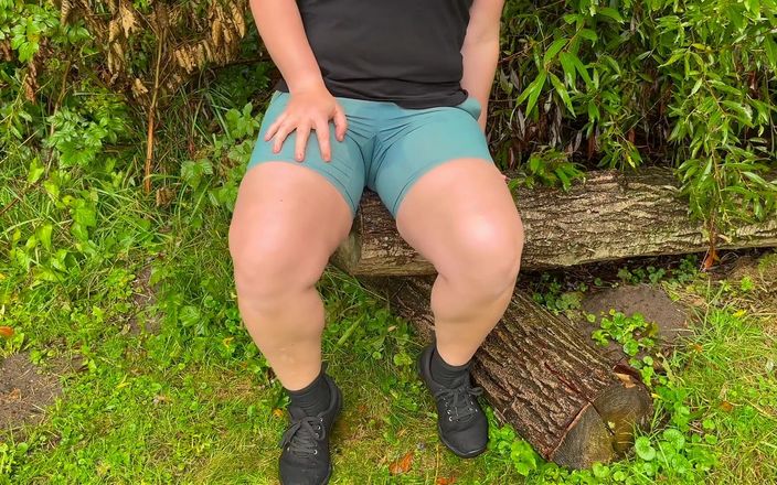 Queenyroxy: Piss-unfall! BBW macht ihre hose im freien extrem nass!