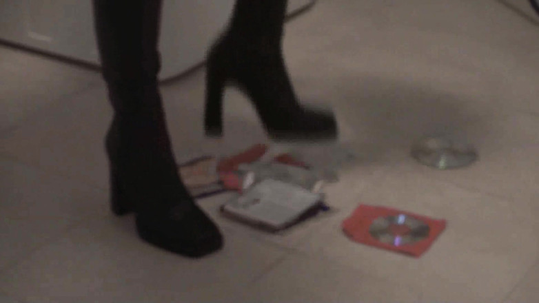 Foot Girls: Crushing blonde making a mess with her high heels