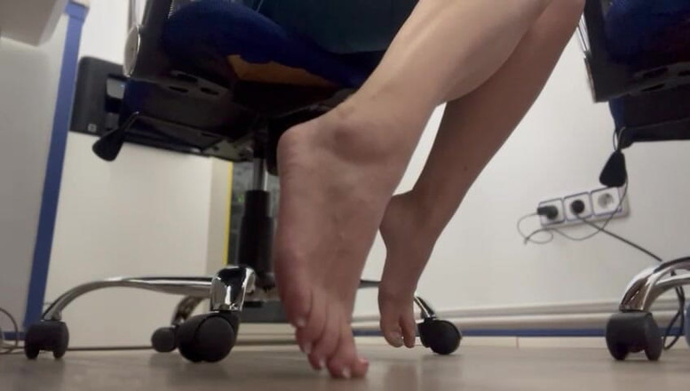 Sissy Slut Brianna: Cewek transeksual dengan kaki latin!