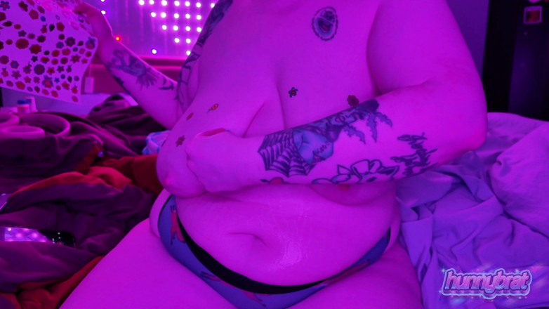 Hunnybrat: Toket Besar Diminyaki &amp; Stiker