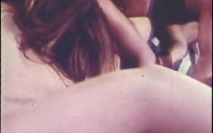 Vintage megastore: Grande orgia em um filme pornô vintage